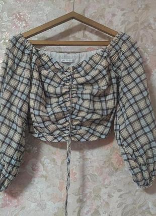 Топ женский в клетку, имеет сборку посередине с помощью шнурочков, слипая застежка сбоку