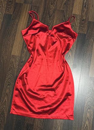Сукня червона атласна обмін