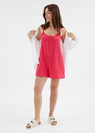 С этикеткой ярко-розовый муслиновый ромпер на бретелях с украшениями (100% хлопок).