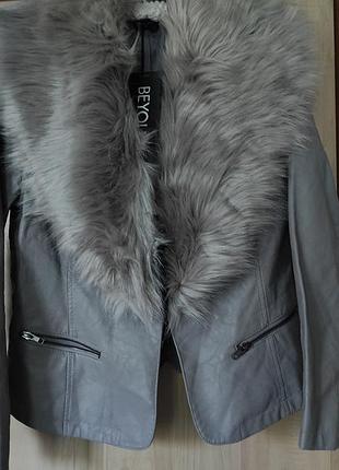 Курточка жіноча з екошкіри,із зйомним штучним хутряним коміром, світло- сірий колір, розмір 40( європейський), l