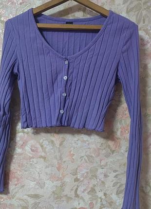 Женский топ фиолетового цвета с пуговицами