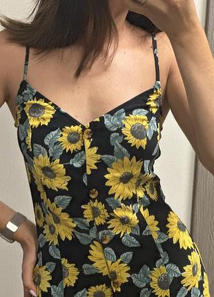 Сукня жіноча літня міді, з розрізами, h&m, розмір s, чорна в соняхи. стан гарний. на ґудзиках. шлейки регулюються