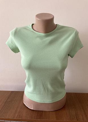 Базова футболка  bershka прекрасного салатового відтінку, футболка в дрібний рубчик, стан як нова