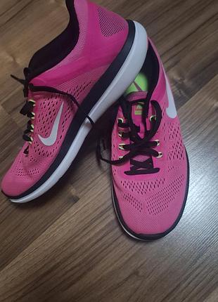 Кросівки фірмові.