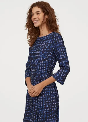 Жіноча чорно-синя сукня h&m suis із поясом-завʼязкою.2 фото