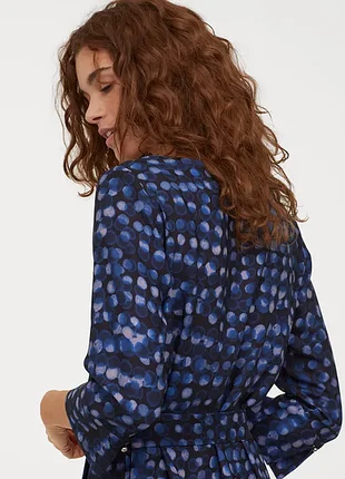 Жіноча чорно-синя сукня h&m suis із поясом-завʼязкою.3 фото