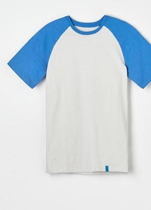 Белая футболка с голубыми рукавами