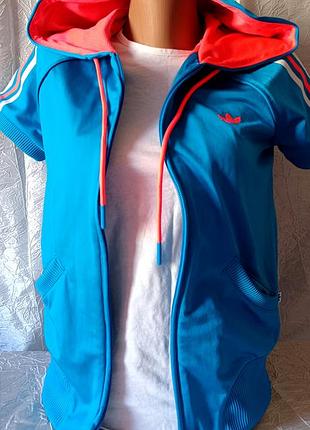Спортивний дитячий жилет adidas з капюшоном.
