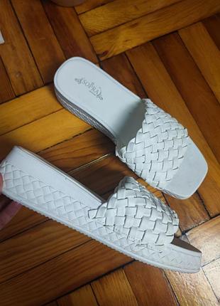 Белые шлепанцы