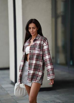 Женская рубашка в клетку клетку клетчатая фланелевая с накладным карманом надписью