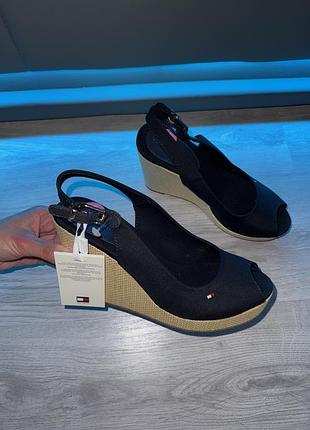 Новые tommy hilfiger оригинал босоножки на танкетке,на платформе томи