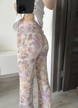 Легкие брюки zara пудровые в цветочной принт брюки клеш светлые розовые