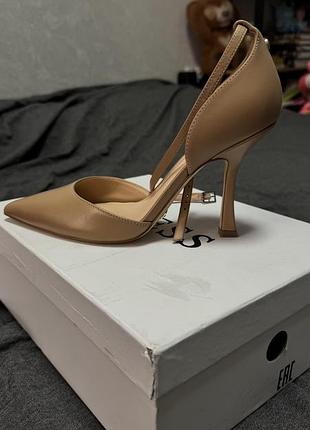 Жіночі шкіряні туфлі guess оригінал (нові) 38р. (устілка 25 см)