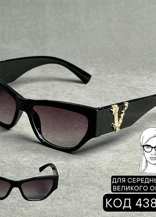 Женские солнцезащитные очки с черной оправой и v-декором – модель 4383 с1