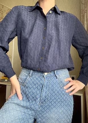 Синяя рубашка в мужском стиле