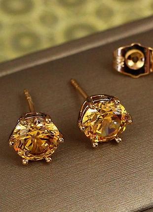 Серьги гвоздики xuping jewelry с камнем шампанское шесть креплений 8 мм золотистые love-shopping