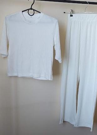 Костюм молочного кольору в рубчик