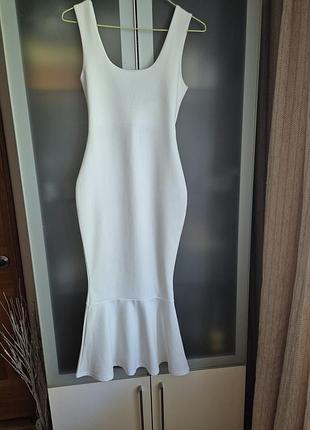 Белое праздничное платье. размер s, xs. садится идеально по фигуре.