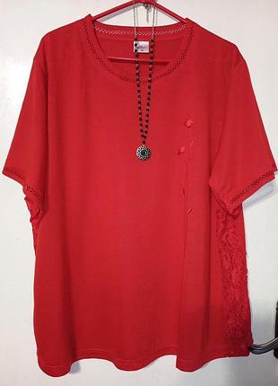 Красивая красная трикотажная блузка футболка с вышивкой и гипюром мега батал