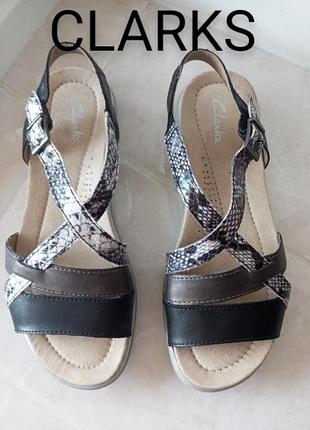 Женские босоножки clarks черный бронзовый и змеиный принт. u9 5 eur 38