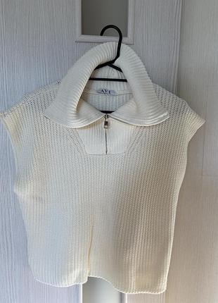 Вязаная жилетка с воротником бежевая