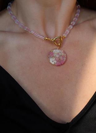 Ожерелье с нежно розовой подвеской.
цветы которые застыли на мгновение.
violet_handcrafted.jewelry