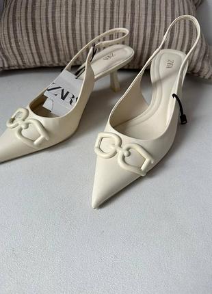 Туфлі молочного кольору zara