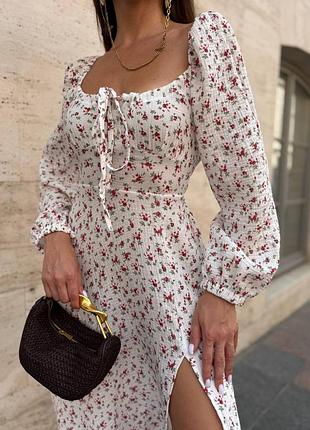 Женское летнее муслиновое платье миди в цветочек с декольте и длинным рукавом