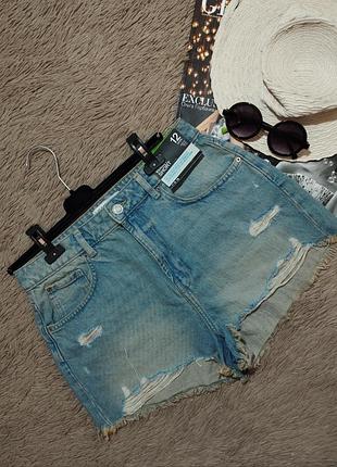 Крутые короткие рваные джинсовые шорты