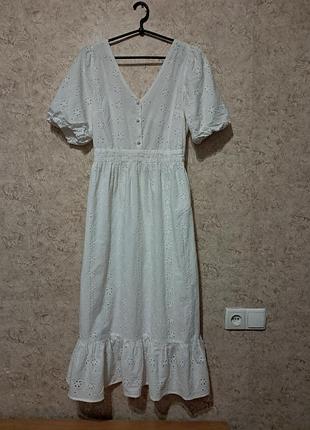 Роскошное платье из прошвы с красивой спинкой