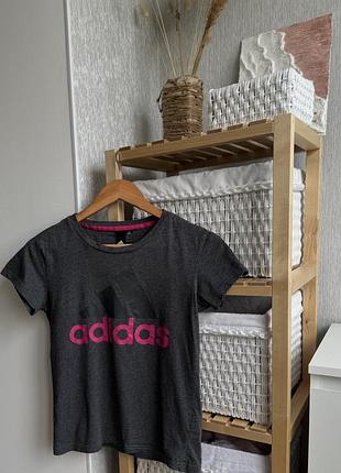 Футболка жіноча adidas розмір s ( сіра з рожевою шрифтом)