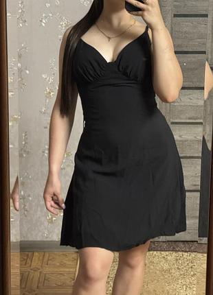 Сукня літня, на змійці й завʼязках. добре сидить на тілі. має приємну тканину на