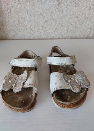 Білі босоніжки