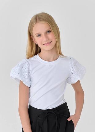 Блуза трикотажна біла з коротким ажурним рукавом