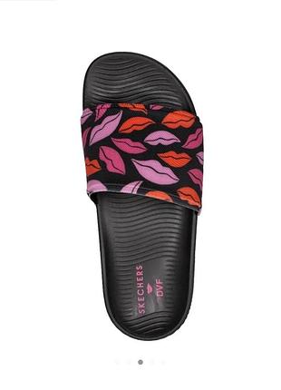 Шльопанці з дизайнерським принтом від skechers