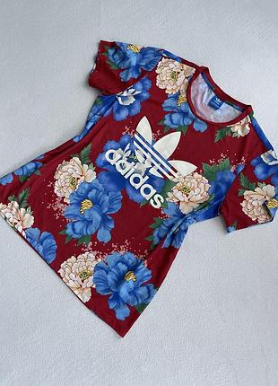 Яркая футболка