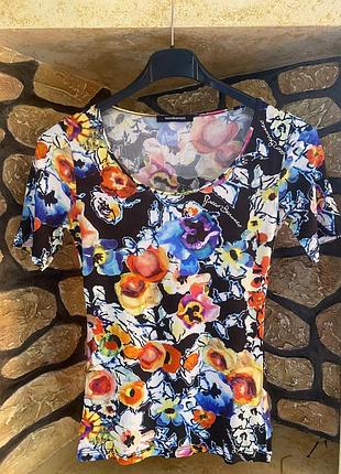 Футболочка від бренду roccobarocco