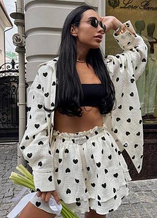 Костюм жіночий з шортами та сорочка.