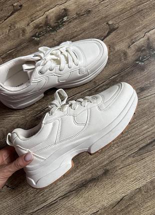 Нові кросівки на платформі reserved білі