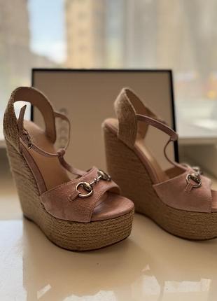 Босоніжки на танкетці gucci