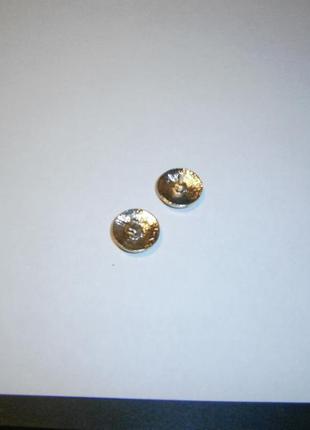 Бижутерия серьги гвоздики круглые (металл.) золото с бежевым 1,5см2 фото