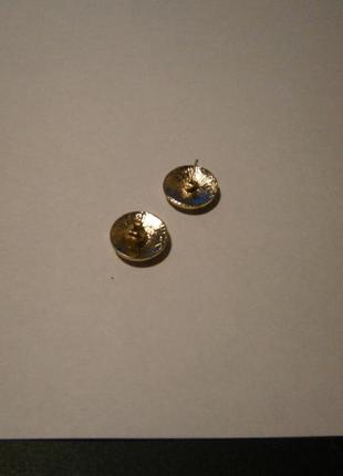 Бижутерия серьги гвоздики круглые (металл.) золото с бежевым 1,5см3 фото