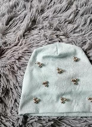 Нежная демисезонная шапочка с заклепками и бусин