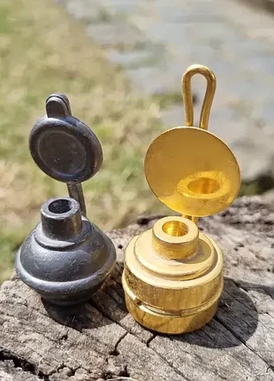 Мініатюрний свічник у формі гасової лампи підходить під тоненьку церковну свічку.