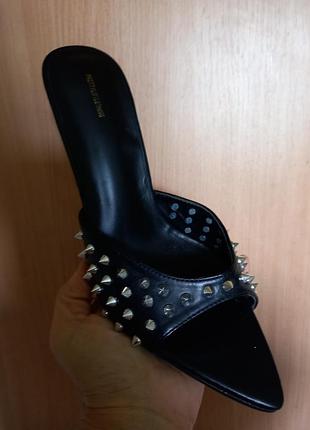 Фірмові шльопанці