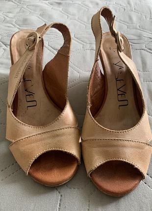 Шкіряні босоніжки на танкетці іспанія