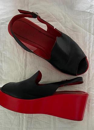 Шкіряні босоніжки,дуже зручні. 38р,довжина устілки 25см. висота танкетки 7,5 на 3,5