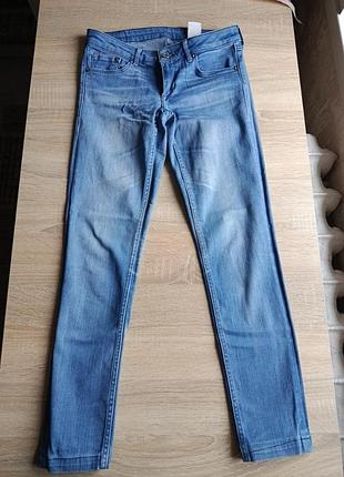 Голубые женские джинсы.