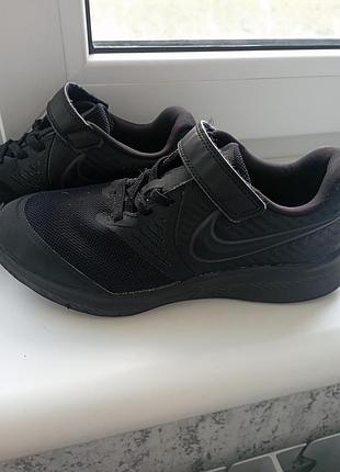 Кросівки nike.