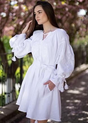 Льняное платье свободного кроя